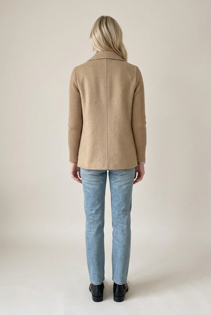 Veste Élise camel portée, vue de dos