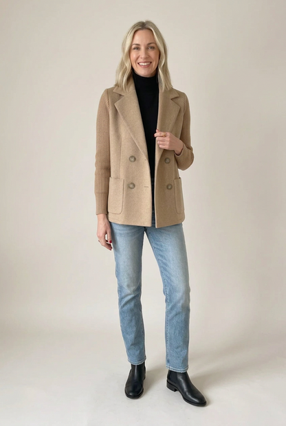 Veste Élise camel croisée, manches en maille côtelée, vue de face