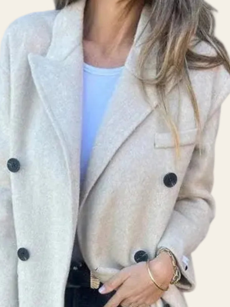 Manteau Victoire crème, détail des larges revers et du boutonnage croisé