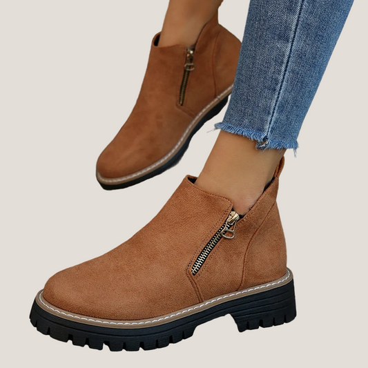 Bottines Lina chocolat portées, zip latéral et semelle crantée