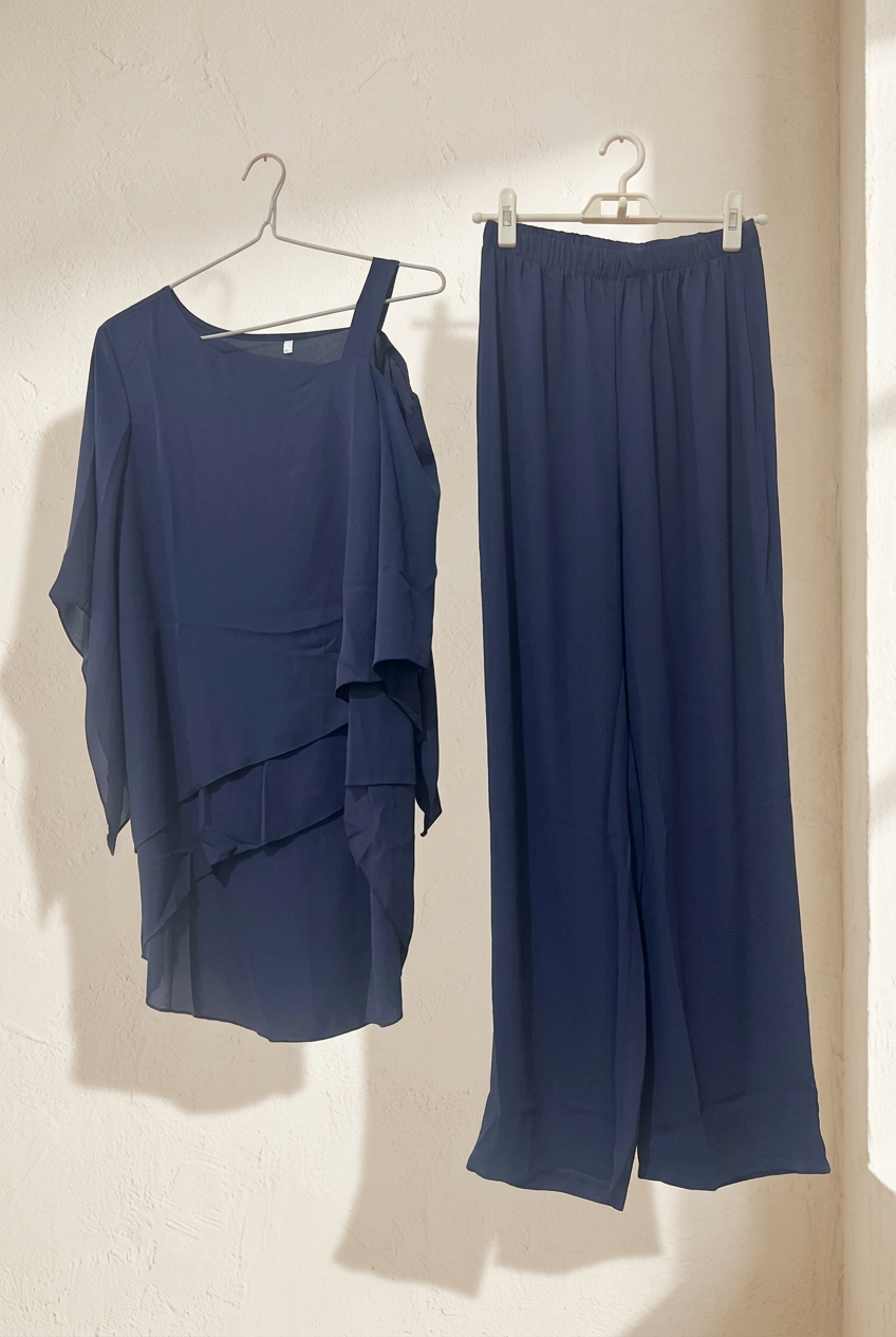 Ensemble Côme marine, haut asymétrique et pantalon sur cintres