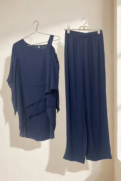 Ensemble Côme marine, haut asymétrique et pantalon sur cintres