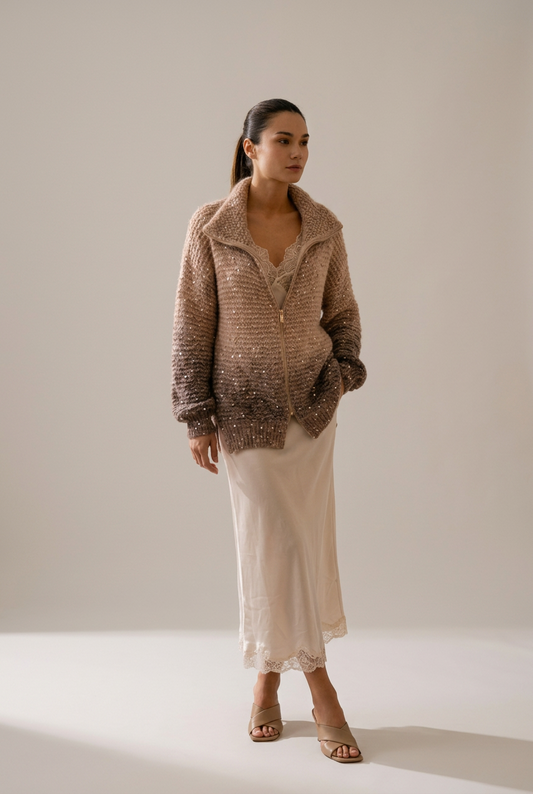 Gilet Étincelle camel en maille pailletée zippée, silhouette complète