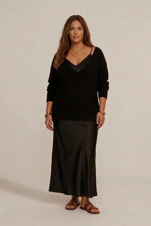 Ensemble Vendôme noir : pull col V ample porté sur la robe nuisette satinée longue, silhouette complète