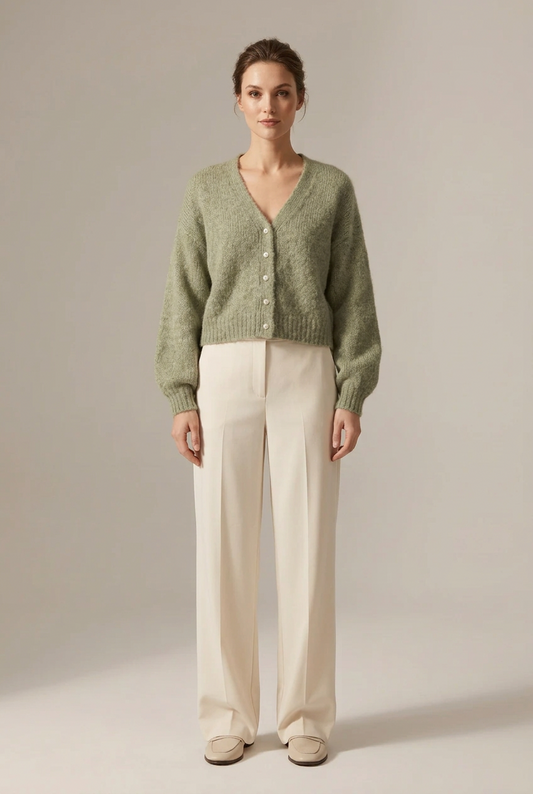 Cardigan Perle vert olive en maille duveteuse, vue de face